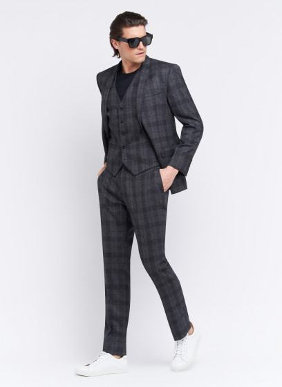 Three-pieces slim fit suit by Sevenson